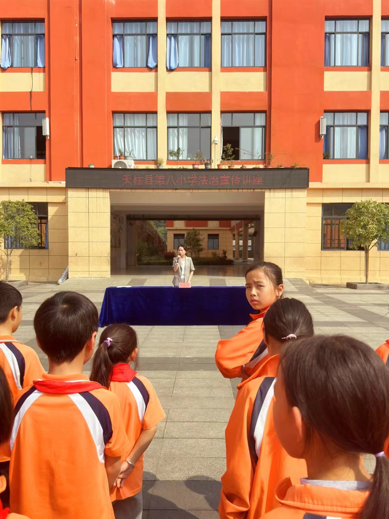 2024.4月(yuè)2日(rì)傅麒碧律師(shī)到(dào)天柱第八小(xiǎo)學開(kāi)展法律宣傳 2024.4月(yuè)2日(rì)傅麒碧律師(shī)到(dào)天柱第八小(xiǎo)學開(kāi)展法律宣傳