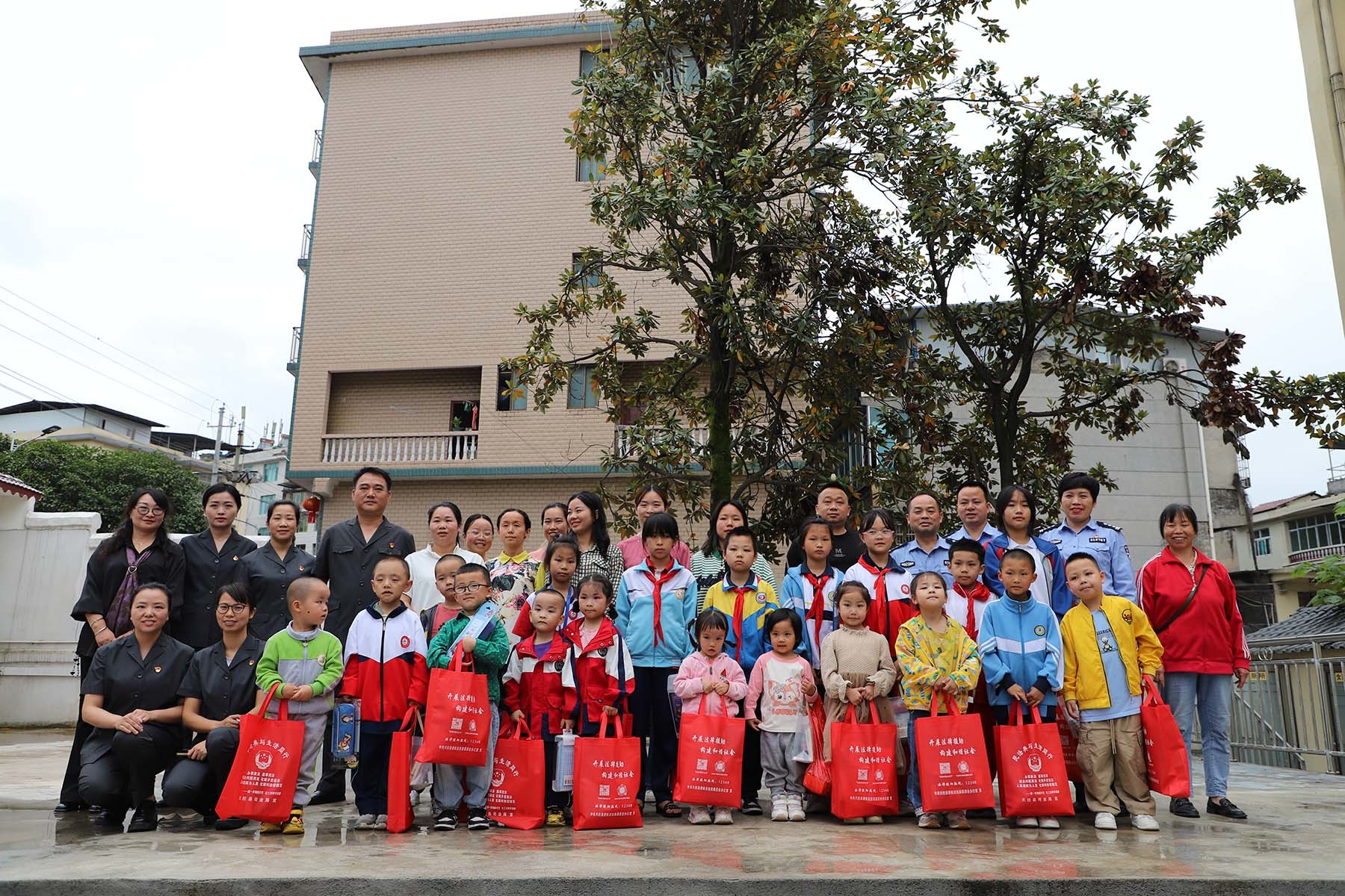 2024年(nián)六一(yī)期間(jiān)貴州文泰律師事務所黨員(yuán)律師(shī)到(dào)南(nán)門(mén)社區(qū)慰問(wèn)留守兒(ér)童、困難兒(ér)童 2024年(nián)六一(yī)期間(jiān)貴州文泰律師事務所黨員(yuán)律師(shī)到(dào)南(nán)門(mén)社區(qū)慰問(wèn)留守兒(ér)童、困難兒(ér)童